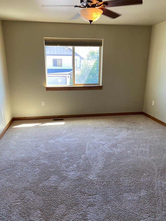 Building Photo - 3 Bedroom, End Unit, Condo in Bozeman