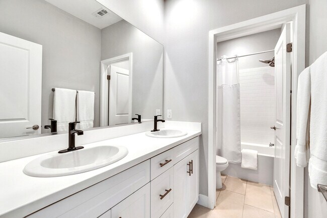 Building Photo - Light and bright 4 bedroom 3 bath beauty i...