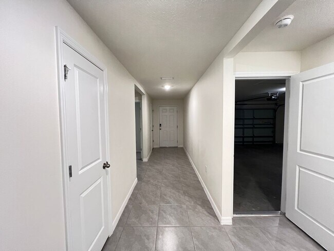 Building Photo - 4BD/2BA Modern Comfort Meets Suburban Serenity in Ocala! WASHER & DRYER INCLUDED!
