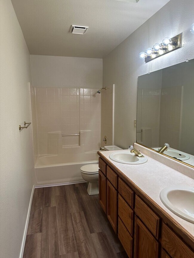 Building Photo - 4 BED 2 BATH HOME IN THE RAVENWOOD SUBDIVISION