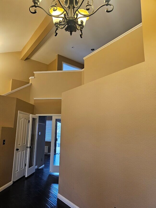 Building Photo - 2431 Pinehurst Ct