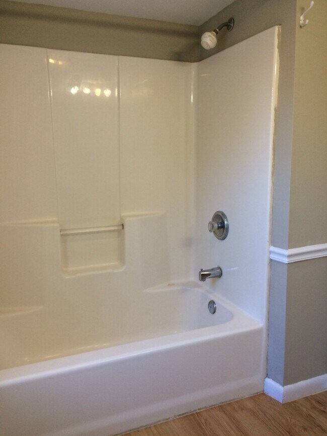 Building Photo - AVAILABLE NOW! Economical home with wood floors, Palisades Schools, laundry, gas heat