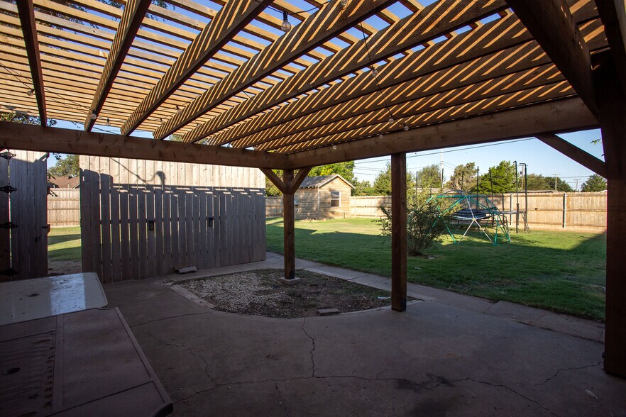 Building Photo - 1105 Main St