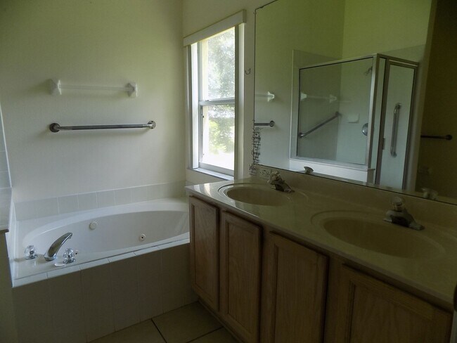 Building Photo - CHARMING 3BR/2BA/OFFICE/2GARAGE