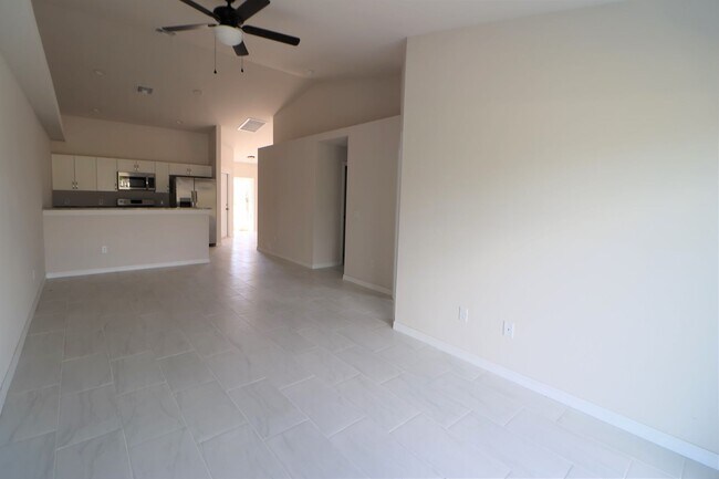 Building Photo - 3/2 Duplex newer waterfront