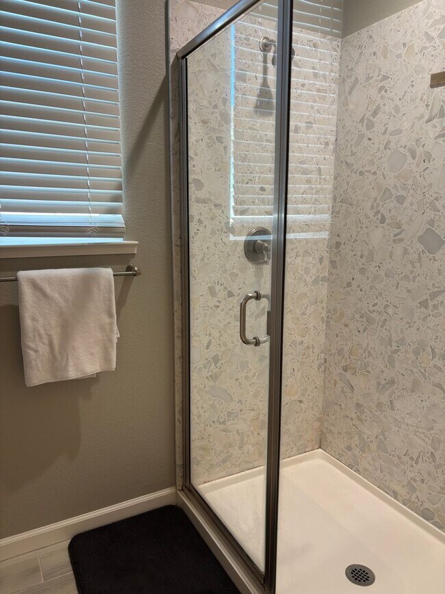 Building Photo - Newer 4 bedroom 2.5 bathrooms Available May 16th