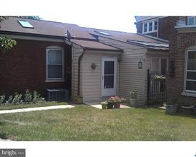 Building Photo - 1303 W 13th St