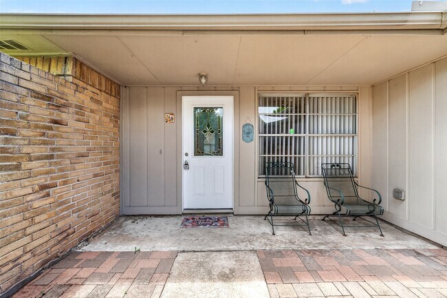 Building Photo - 15815 Thistledew Dr