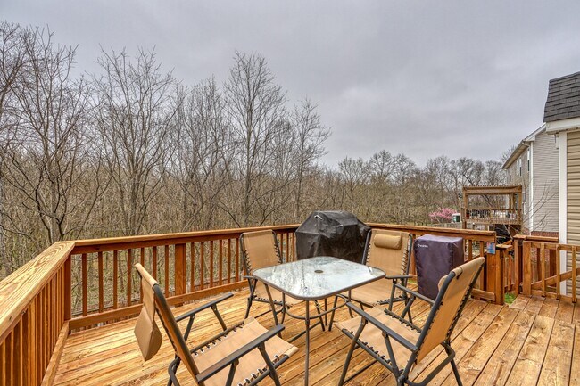 Building Photo - 652 Winding Bluff Way