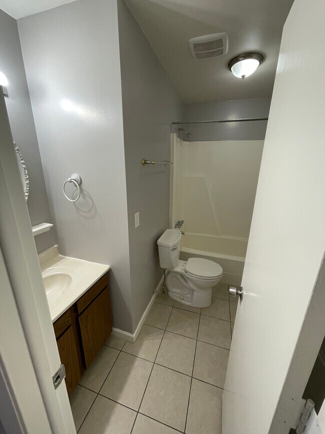 Building Photo - 4467 W Milham Ave