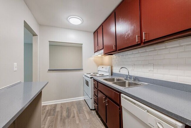 Building Photo - Spacious Apts - Excellent Tucker Location