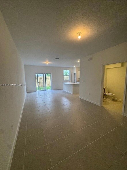 Building Photo - 2516 SE 27th Dr