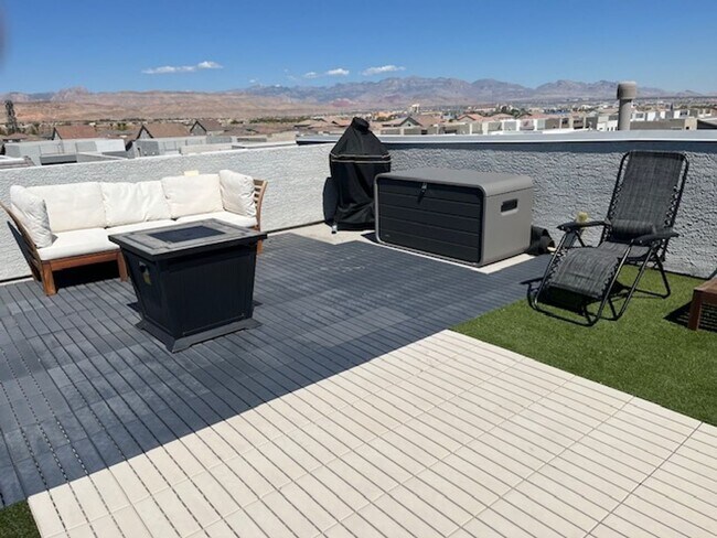 Building Photo - Stylish 3-Story Home with Rooftop Deck & B...