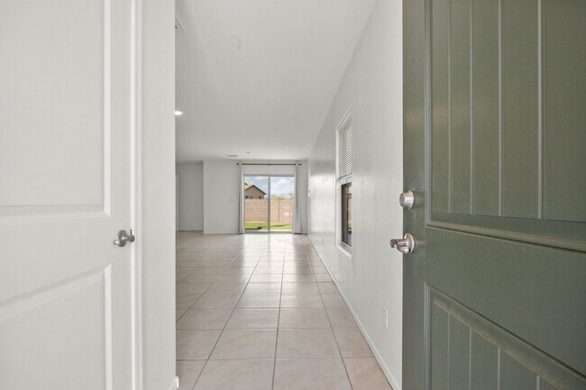 Building Photo - New home in Valencia Crossing!