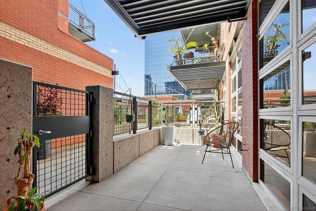 Building Photo - 877 Island Ave