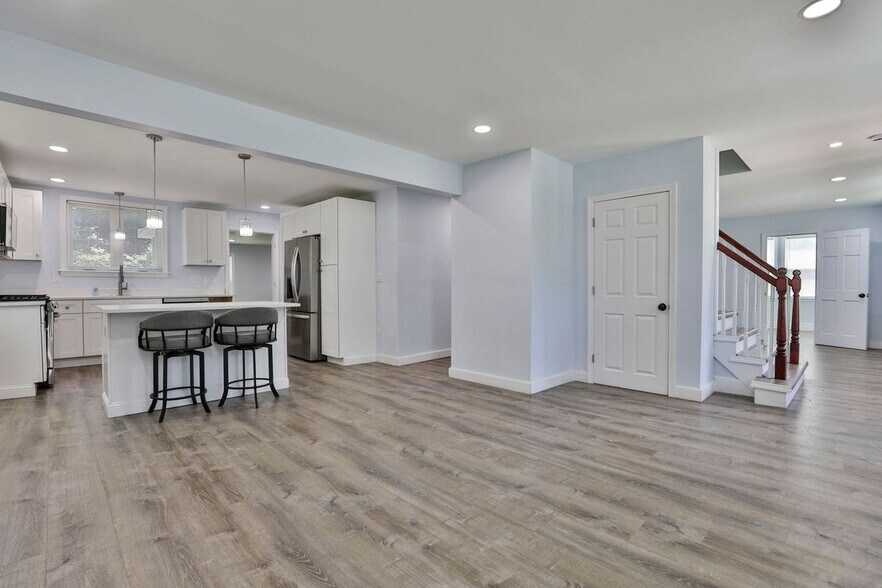 Building Photo - 151 Tolles St