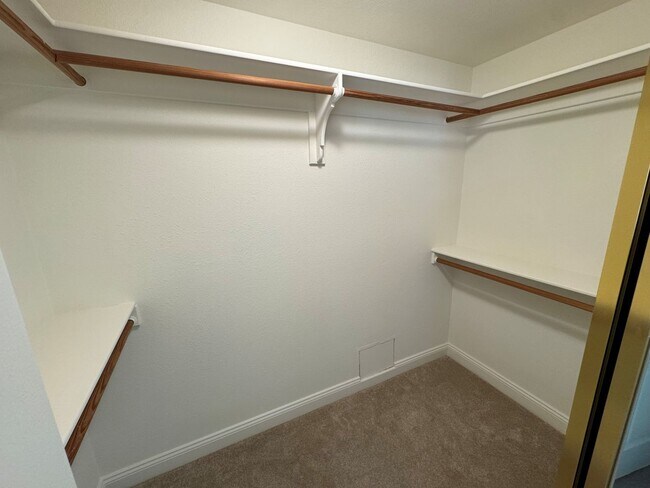 Building Photo - Spacious East Ventura Home- Many Interior Upgrades and Large Backyard!