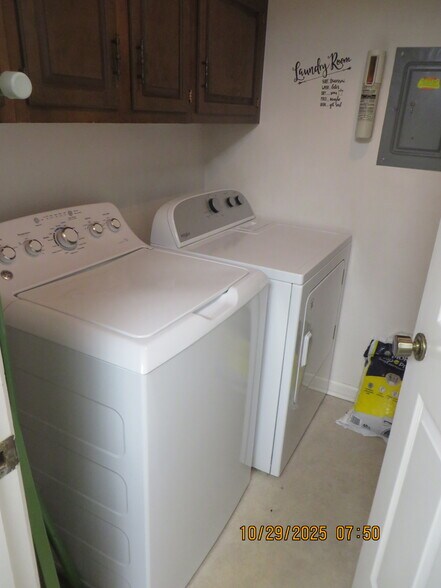 Building Photo - 2016 E 10th St