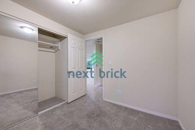 Building Photo - Charming 2-Bedroom Retreat in Bellevue - Cozy Comfort Awaits!