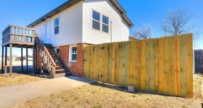 Building Photo - 228 W Fairchild Dr