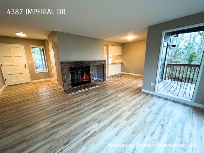 Building Photo - Spacious lower unit in refurbished duplex