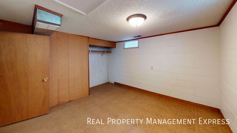 Building Photo - 2200 W 39th St