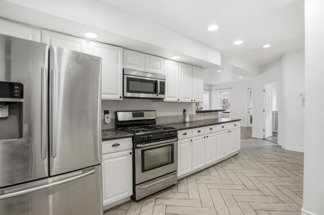 Building Photo - Spacious Two Bedroom in Cap Hill