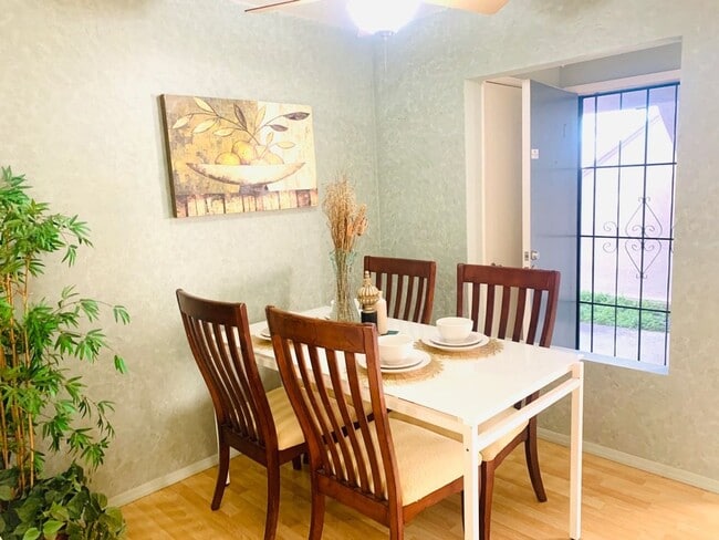 Building Photo - BEAUTIFUL CONDO! 2 MINUTE WALK TO CAMPUS! FREE RENT UNTIL MAY 1, 2026!!