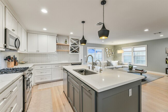Building Photo - 910 Algregg St