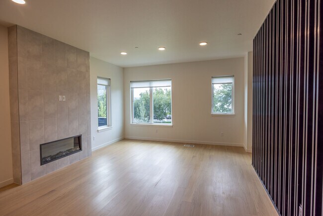 Building Photo - 1716 SE Columbia River Dr