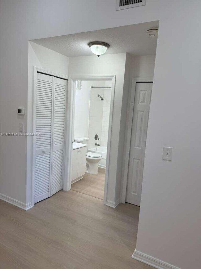 Building Photo - 1300 SE 31st Ct