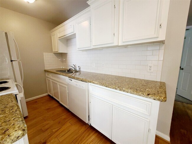 Building Photo - 4931 Junius St