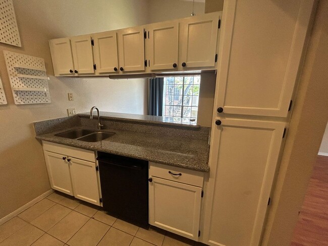 Building Photo - well-kept condo features 2 spacious bedroo...