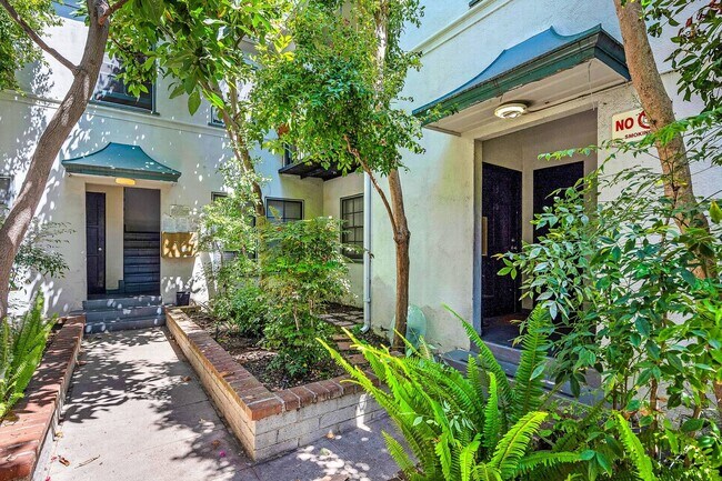 Building Photo - Excellent WeHo Location!