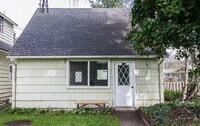 Building Photo - 320 NE Green St