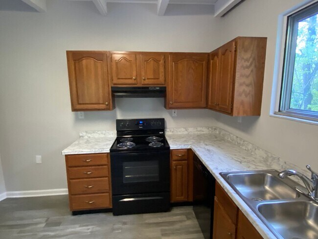 Building Photo - Newly remodeled 2 bed 1 bath home in Red B...