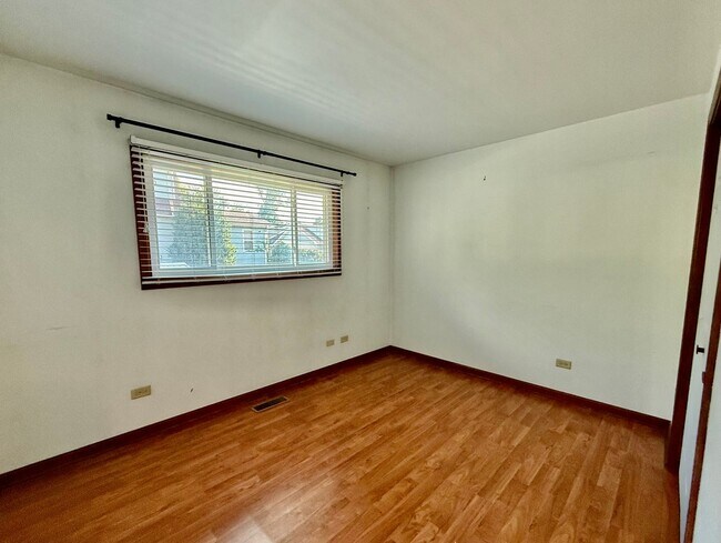 Building Photo - Awesome 2 Bed/1 Bath Duplex Unit! In-Unit ...