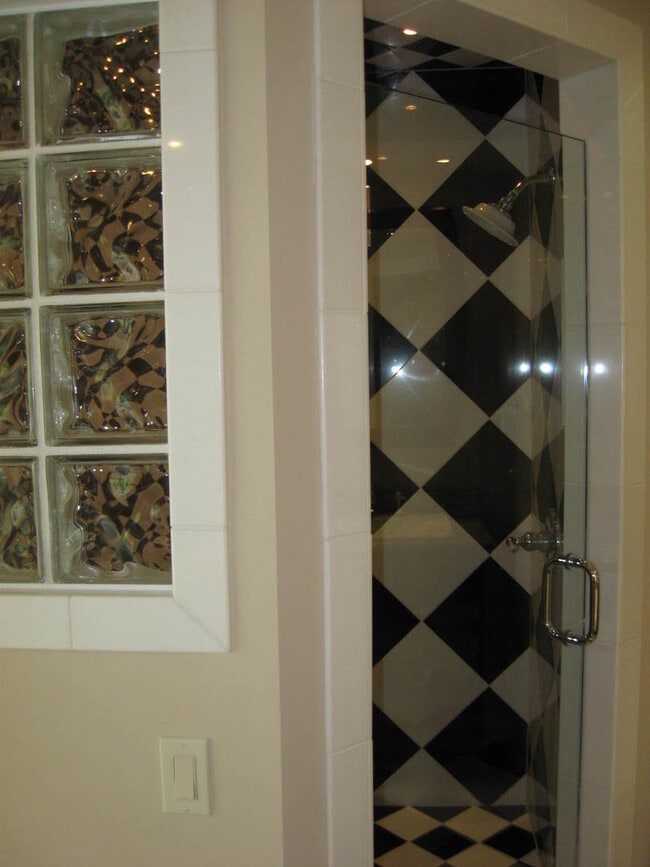 Building Photo - 4 Story Townhome in Greensboro NC