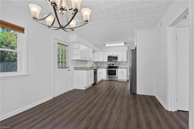 Building Photo - 3044 Camelot Blvd