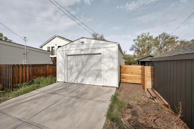 Building Photo - 2461 Depew St