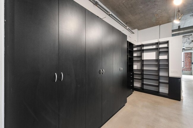 Building Photo - 718 N Washington Ave