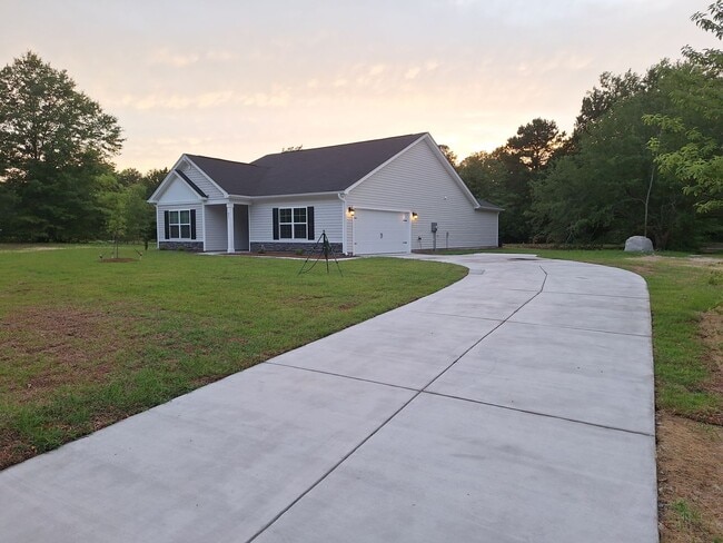 Building Photo - Newer Three Bedroom Home in Elgin SC!