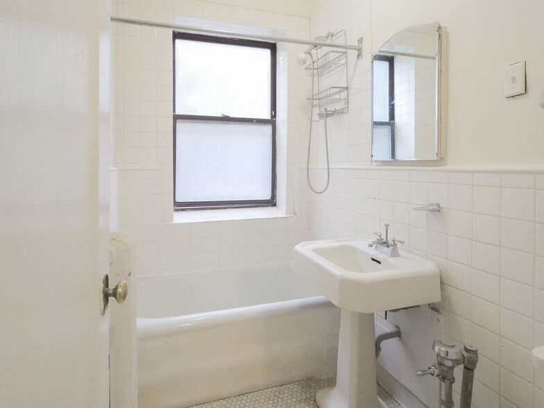 Building Photo - 540 W Briar Pl