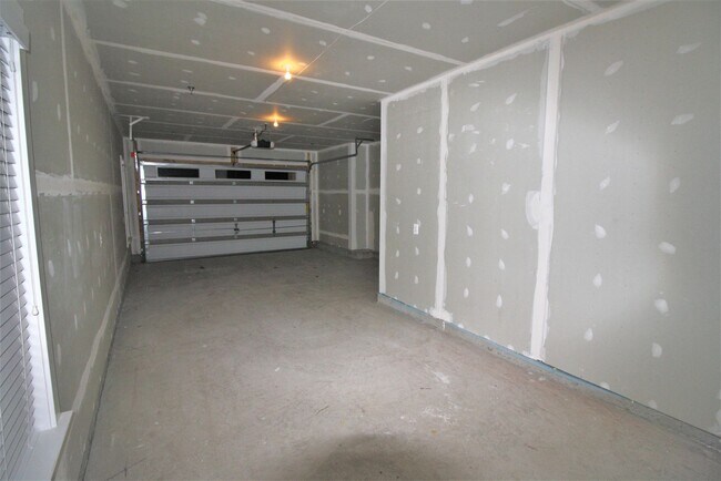 Building Photo - Elegant 3 Bedroom 2 Full 2 Half Bath Townhome in Ashburn