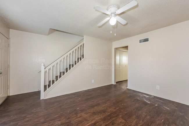 Building Photo - 5853 Shadydell Dr