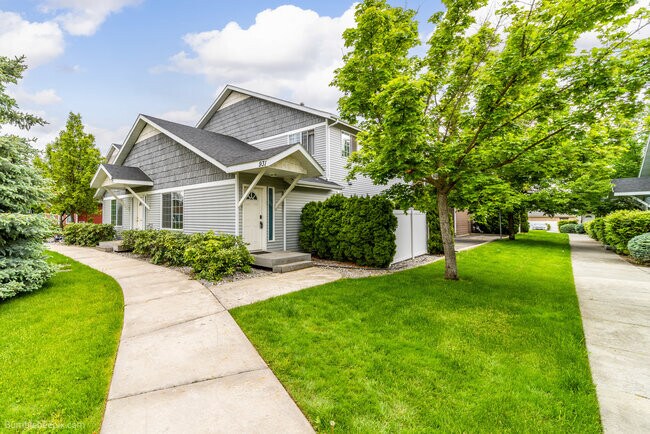 Building Photo - 931 N Goldenrod Ct