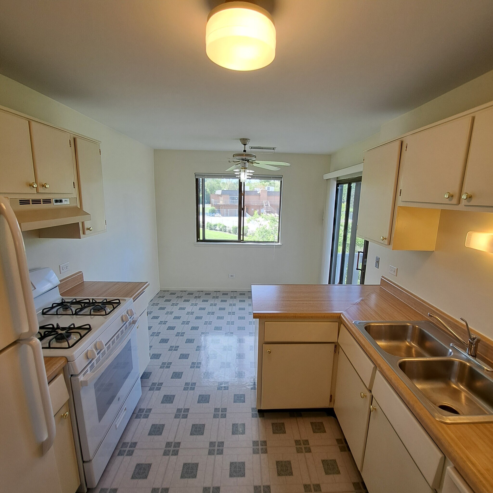 kitchen from dining room - 226 Arrowwood Ct