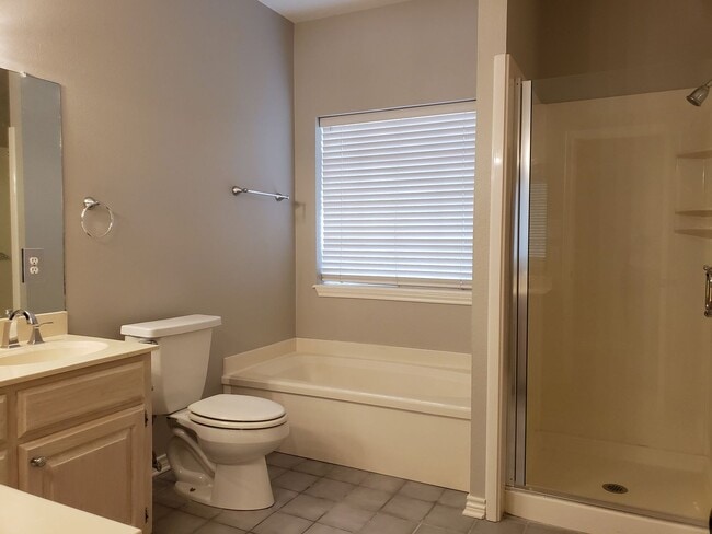 Building Photo - 3106 Lake Forest Dr