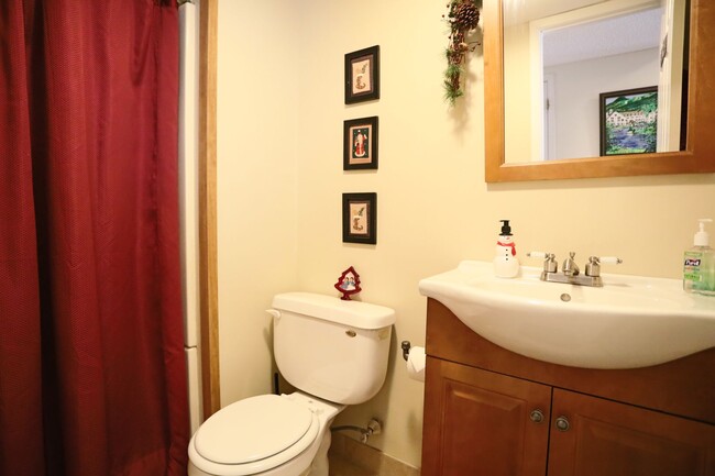 Building Photo - Seasonal 6 Month Lease Available!  $1,700/ mo Charming Two-Bedroom Condo in Waterville, NH!