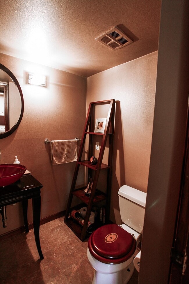 Building Photo - 1632 Siskiyou Dr